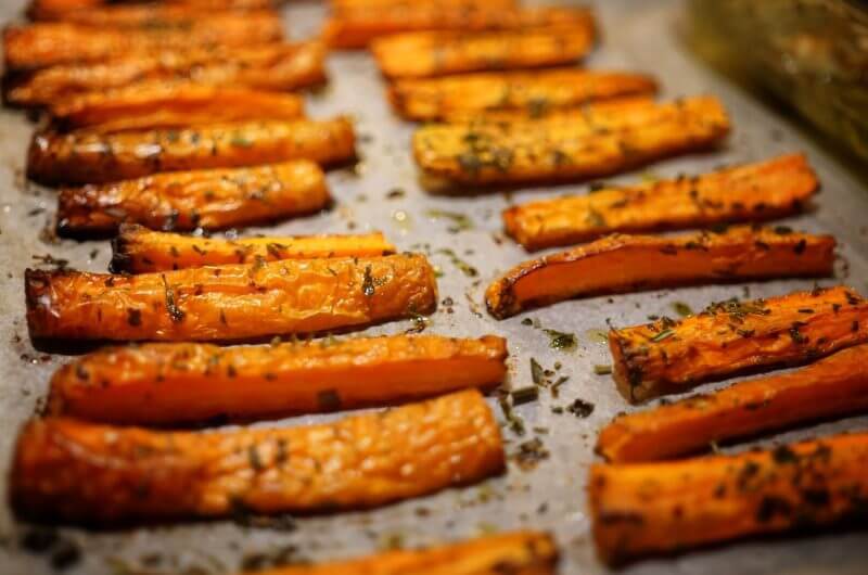 Easy oven baked carrots with thyme